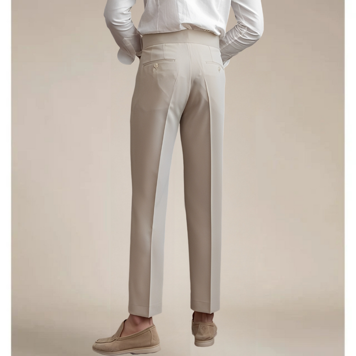 Calça masculina Marius preta, peça essencial e versátil para o guarda-roupa de inverno.