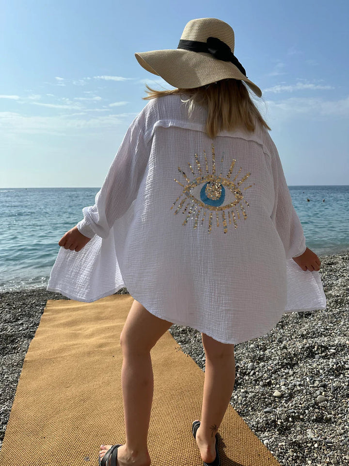 Camisa branca oversize para mulher, com elegante bordado floral, perfeita para o estilo verão.