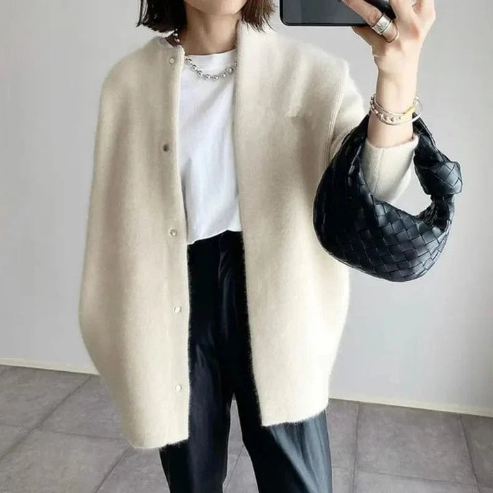 Cardigan de mulher com caimento elegante, super confortável. Blusa feminina perfeita para um visual refinado e casual outono.