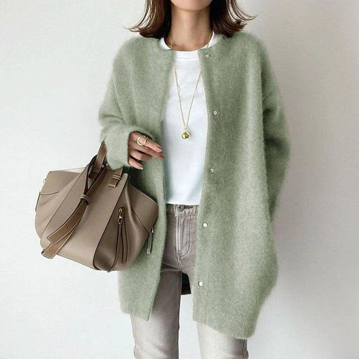 Cardigan feminino luxuoso, design moderno e confortável. Ideal para moda de outono/inverno, complementa roupa elegante.