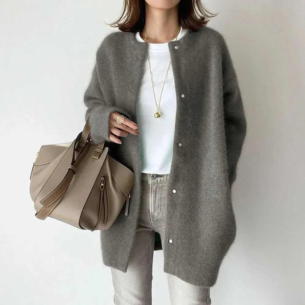 Cardigan quente e elegante para mulher, ideal para moda de inverno. Conforto e sofisticação em uma única blusa feminina.