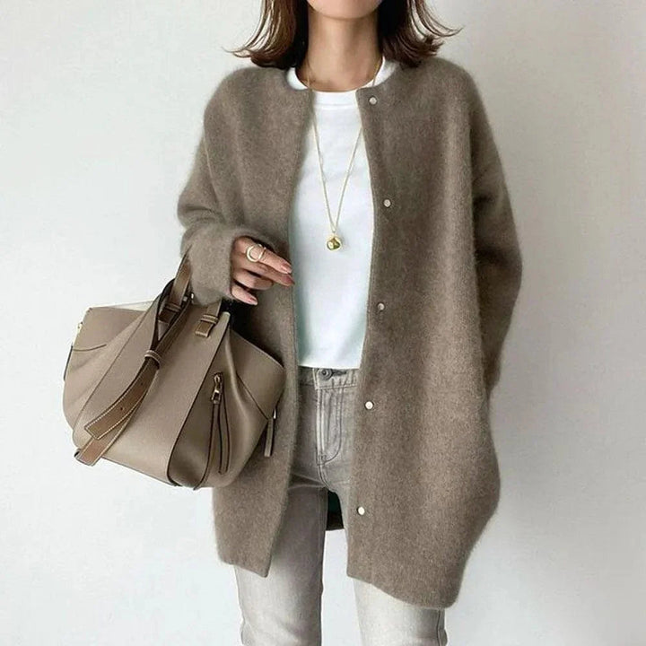 Cardigan refinado para mulher, oferece conforto e estilo elegante. Roupa feminina essencial para outono/inverno com luxo.