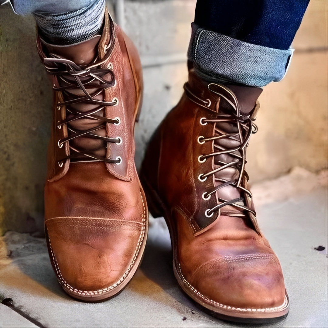 Botas masculinas clássicas de cadarço em couro marrom, ideais para estilo casual de outono e inverno. Conforto duradouro.