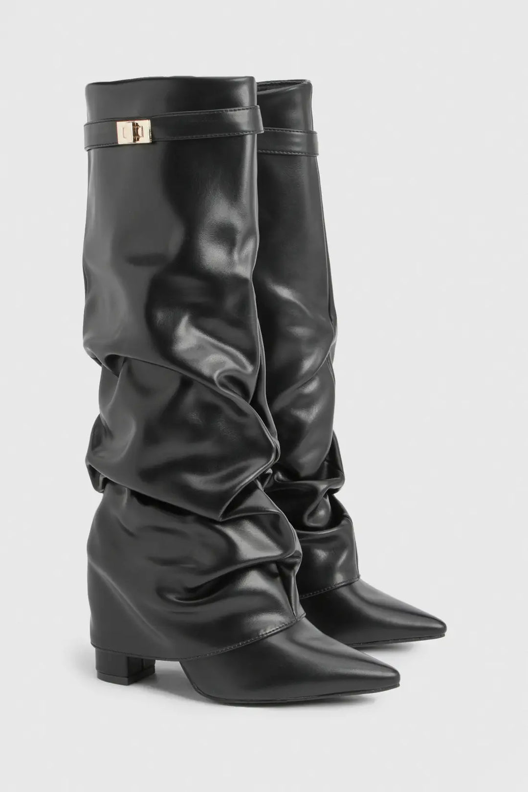 Bota slouch preta clássica, salto baixo e bico pontiagudo, moda feminina intemporal.