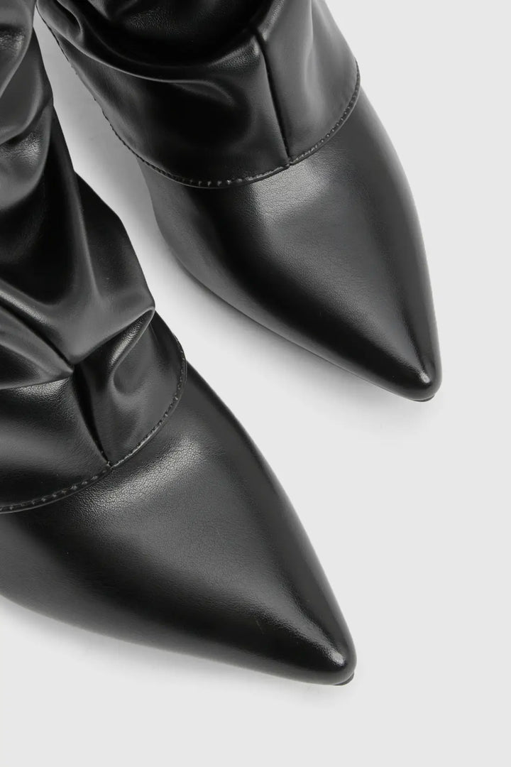Conforto e estilo: botas slouch femininas, bico pontiagudo, salto baixo, couro vegano.