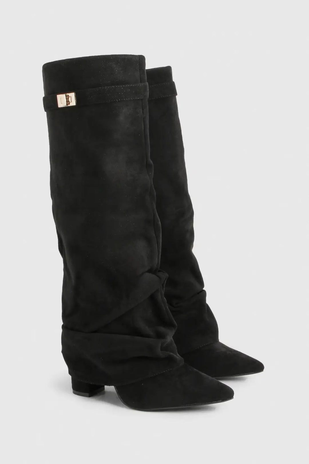 Bota slouch feminina, salto baixo robusto, bico pontiagudo, couro vegano premium.