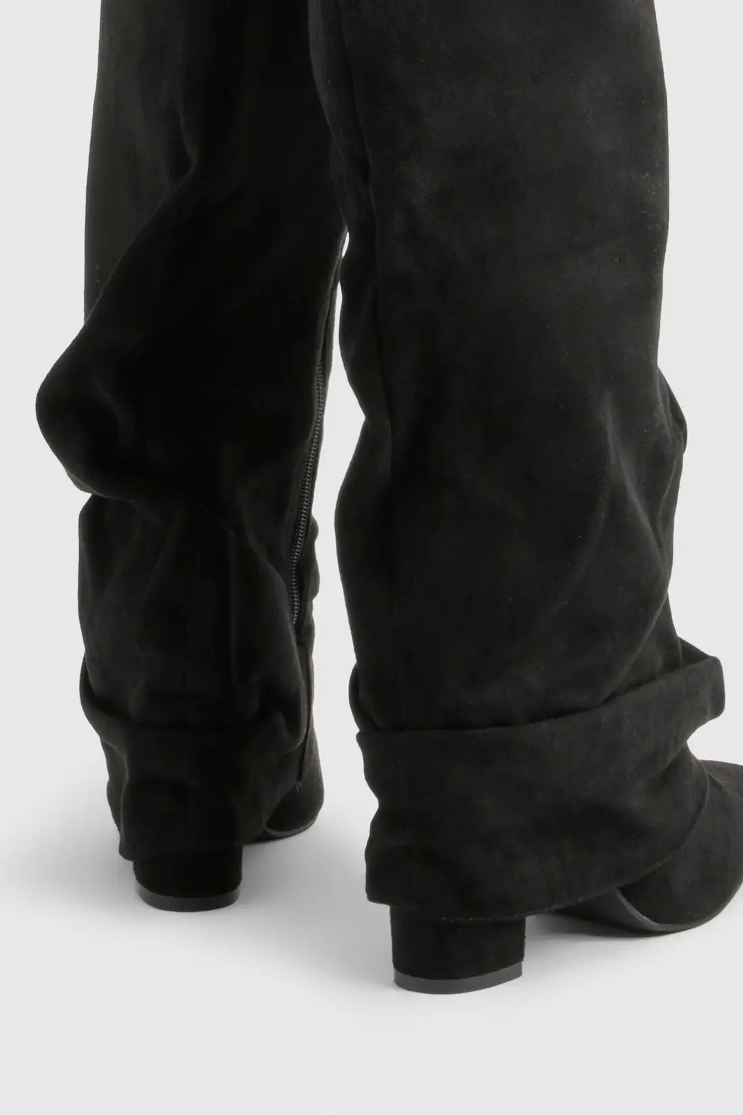 Par de botas femininas slouch, bico pontiagudo, salto baixo, camurça vegana moderna.