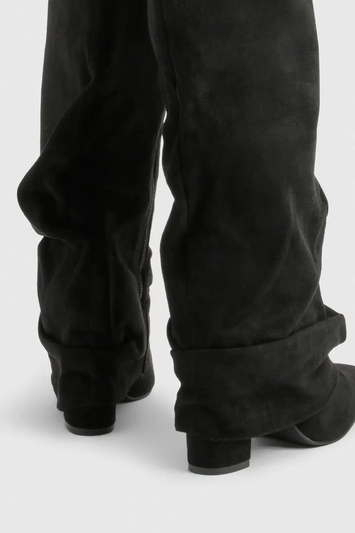Par de botas femininas slouch, bico pontiagudo, salto baixo, camurça vegana moderna.