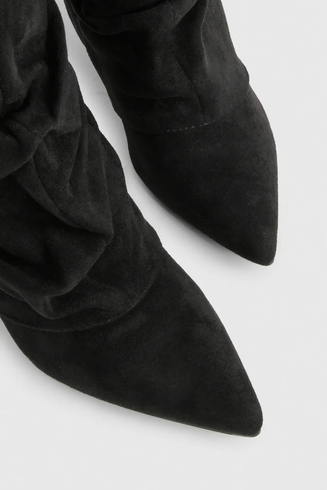 Botas femininas slouch para inverno, bico pontiagudo e salto baixo, estilo moderno.