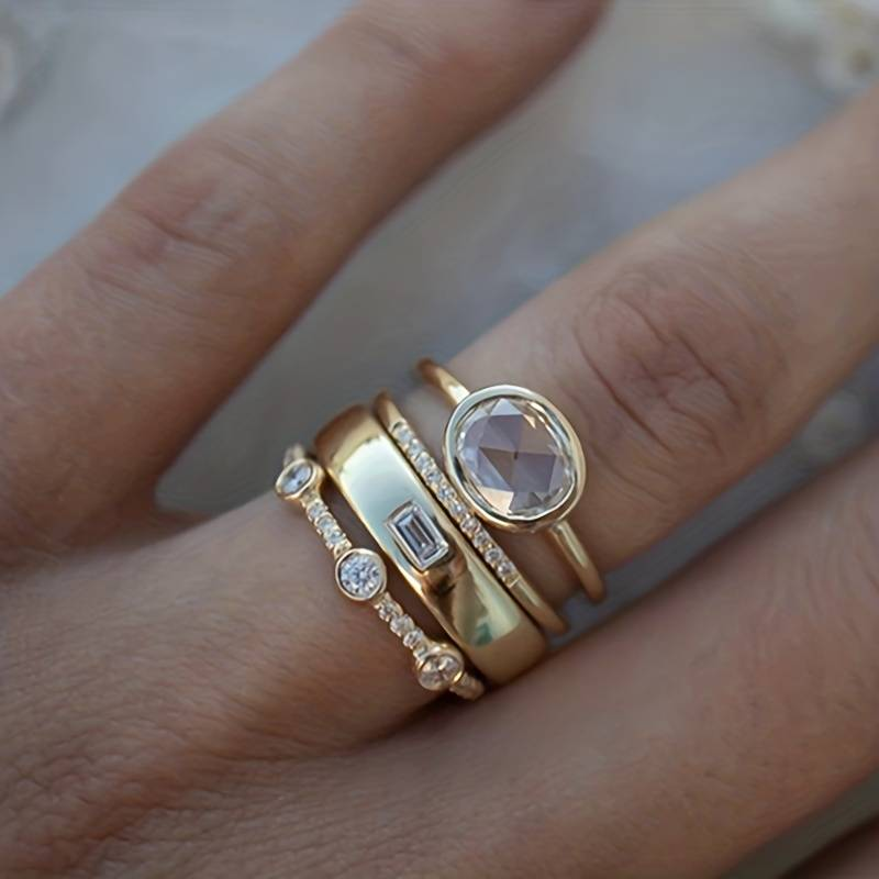 Conjunto de anéis dourados vintage femininos elegantes. Joias de moda para mulheres, estilo e glamour.