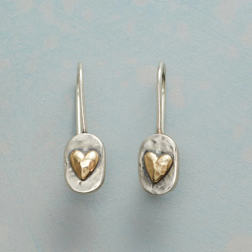 Brincos femininos delicados de coração em prata e ouro, joia elegante e minimalista, perfeito acessório para presente.