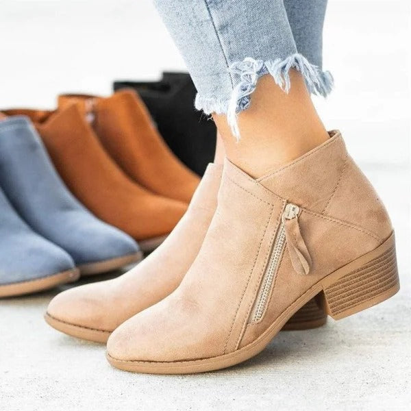Bota ortopédica unissex com design ergonômico e suporte de arco, garantindo conforto prolongado.
