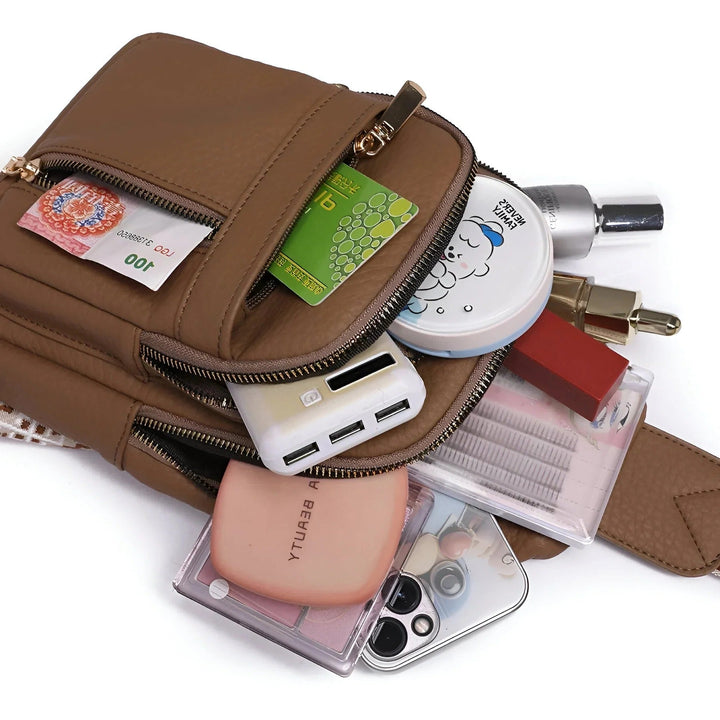 Bolsa transversal unissex preta no corpo, mostrando seu caimento. Elegante, prática e segura para uso diário.