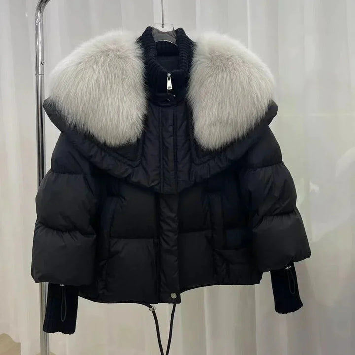 Jaqueta feminina de inverno acolchoada Oslo, corte curto, com capuz. Versátil para moda casual.