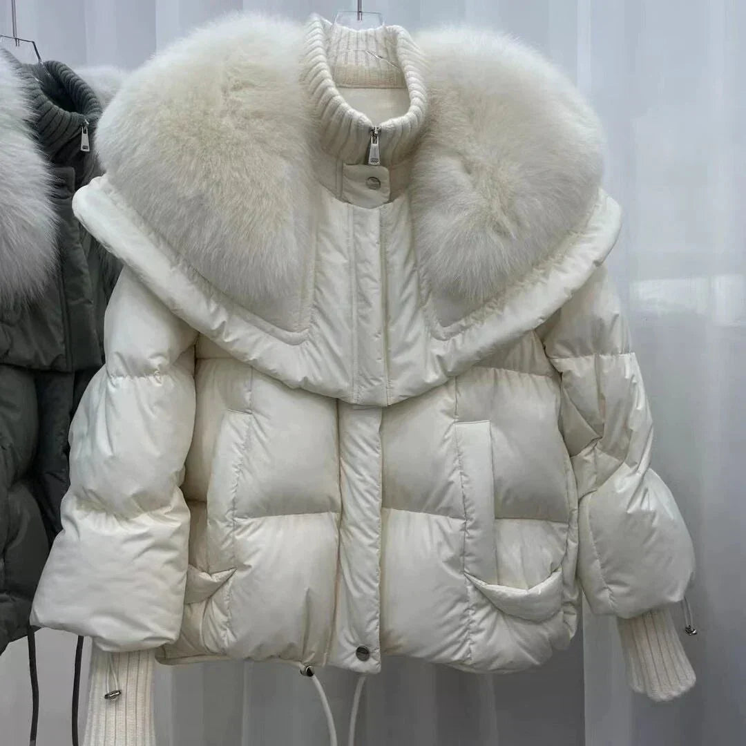 Elegante casaco feminino curto Oslo, acolchoado e com capuz. Perfeito para o inverno e estilo urbano.