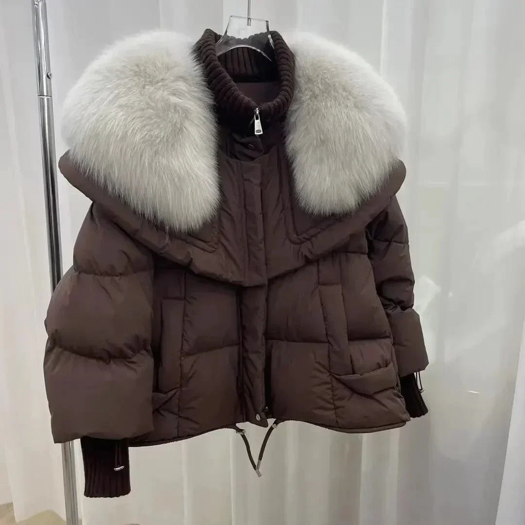 Casaco feminino curto Oslo, acolchoado, com capuz. Design moderno e conforto para o inverno e frio.