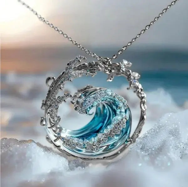 Acessório elegante: Colar feminino Évelia oceânico em ouro e prata com design de onda, perfeito para estilo.