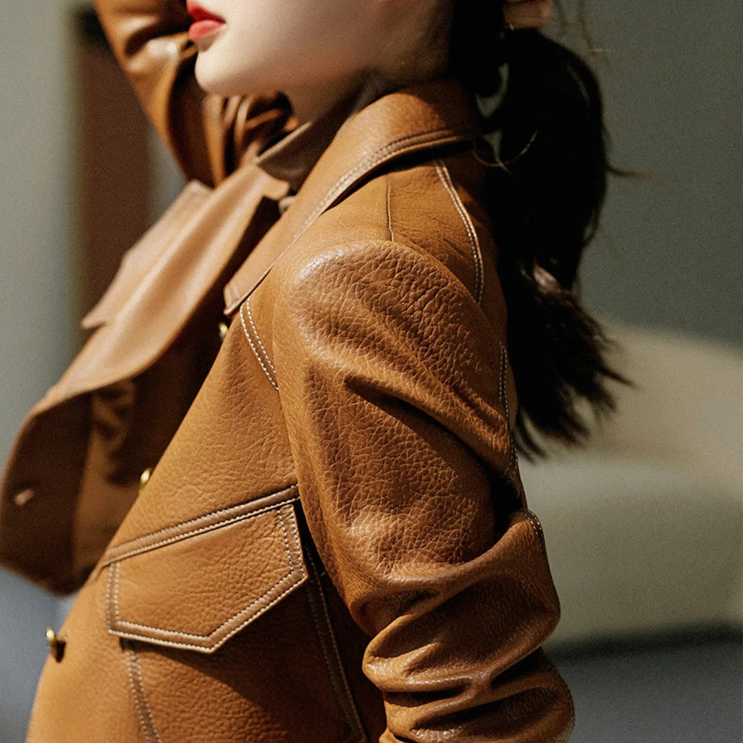 Jaqueta feminina de outono marrom, vestuário moderno e versátil para conforto e estilo chic.