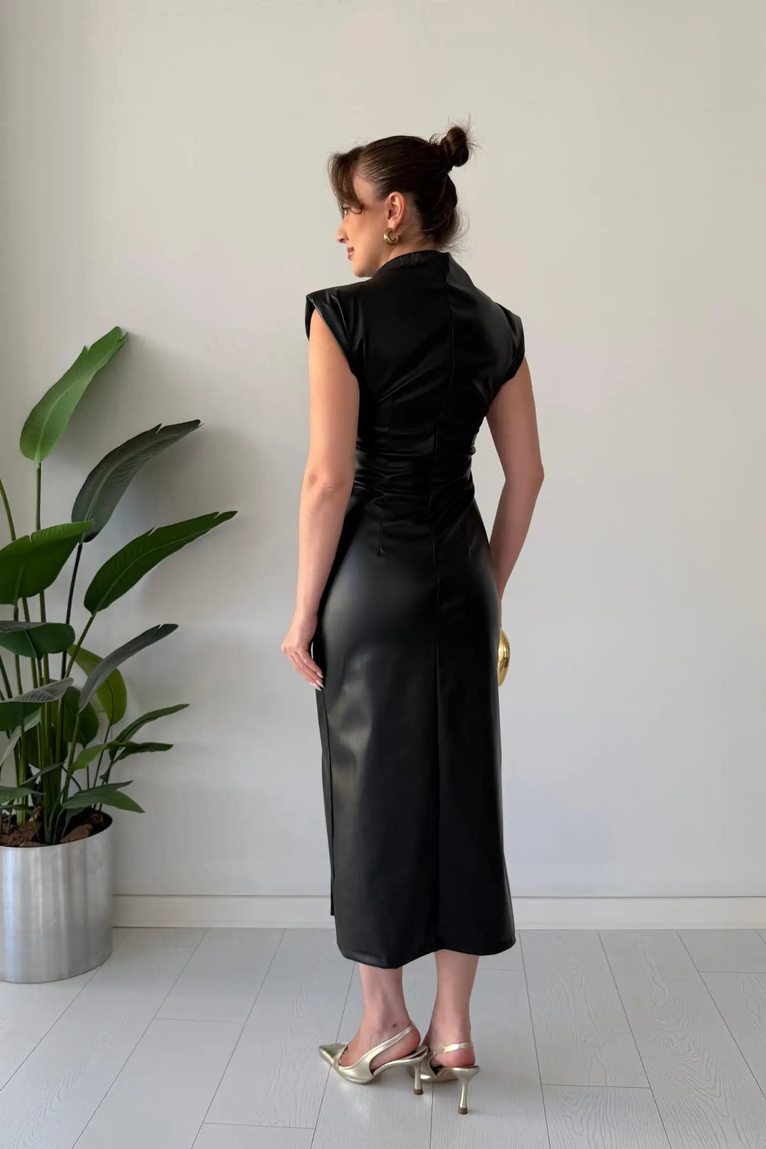 Vestido elegante midi feminino, com fenda frontal, para um visual moderno e sofisticado em festas e ocasiões especiais.