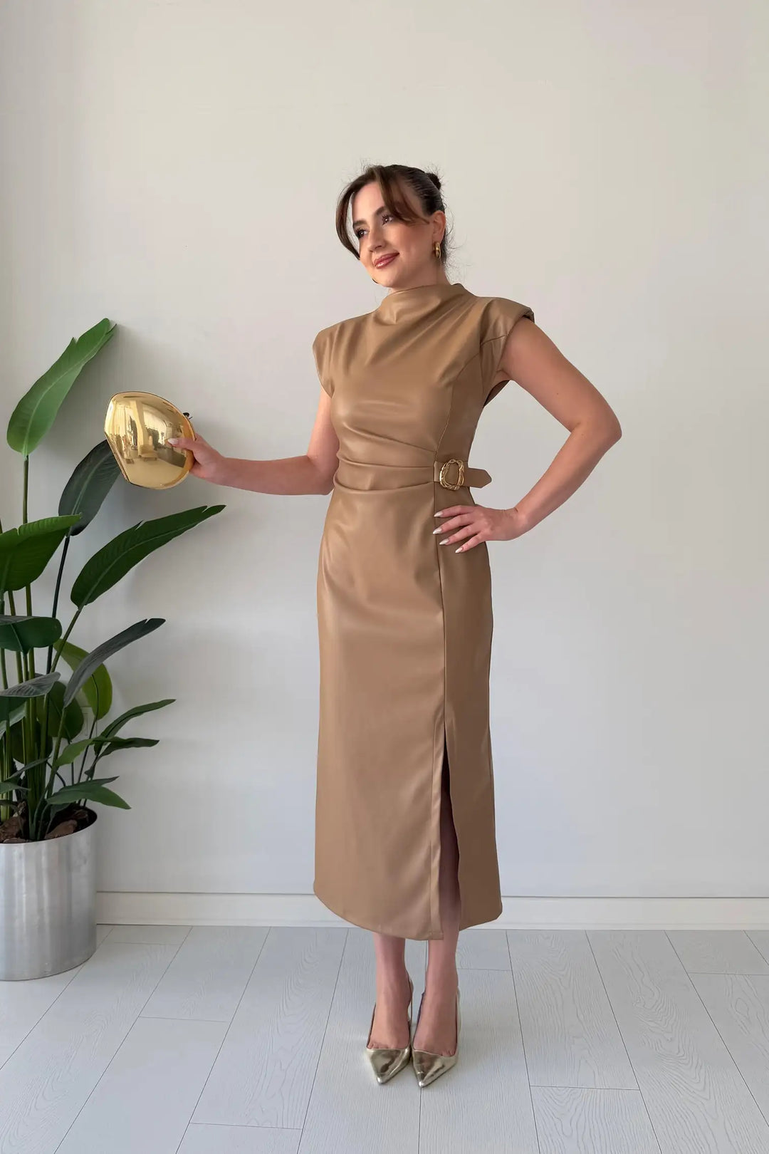 Vestido midi feminino sofisticado para festa, com fenda sensual, perfeito para noite ou eventos casual chic.