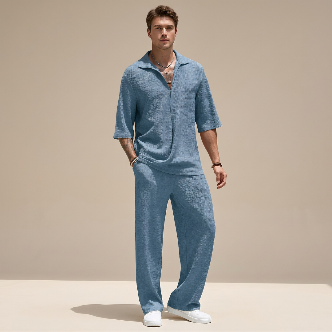 Roupa masculina de verão: conjunto relaxado com textura ondulada, perfeito para um look descontraído e confortável.