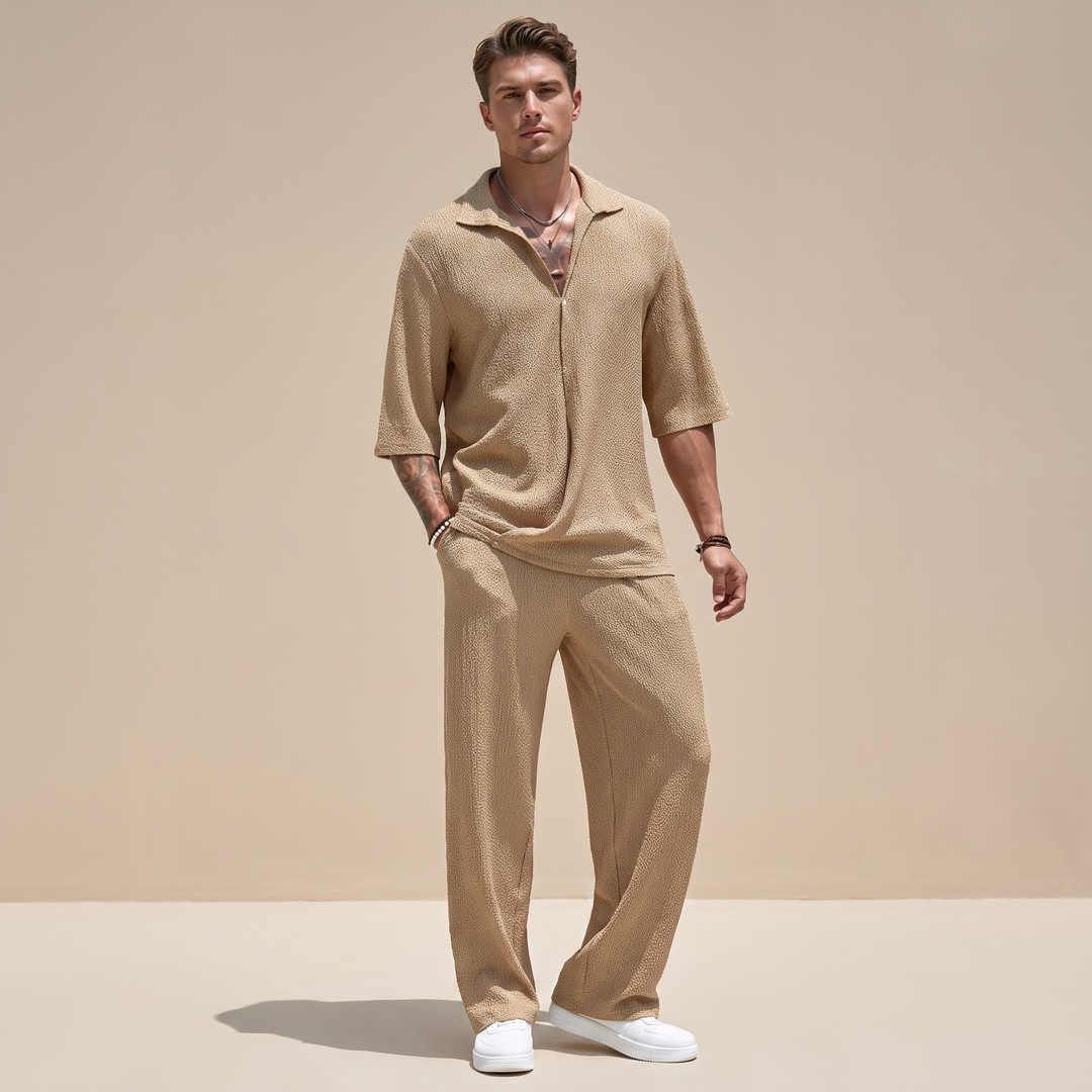 Conjunto masculino relaxado com textura ondulada, ideal para verão casual. Conforto e estilo descontraído.