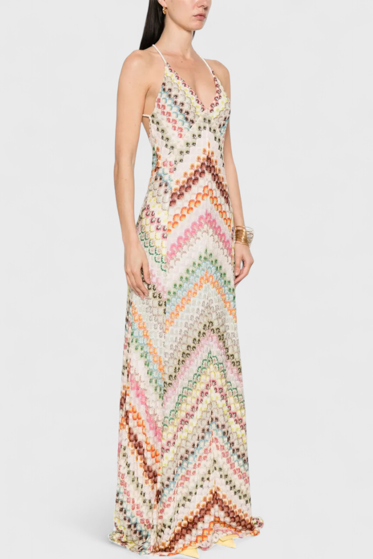 Vestido longo feminino branco casual chique, com decote V e padrão zigue-zague, perfeito para noite e festa.
