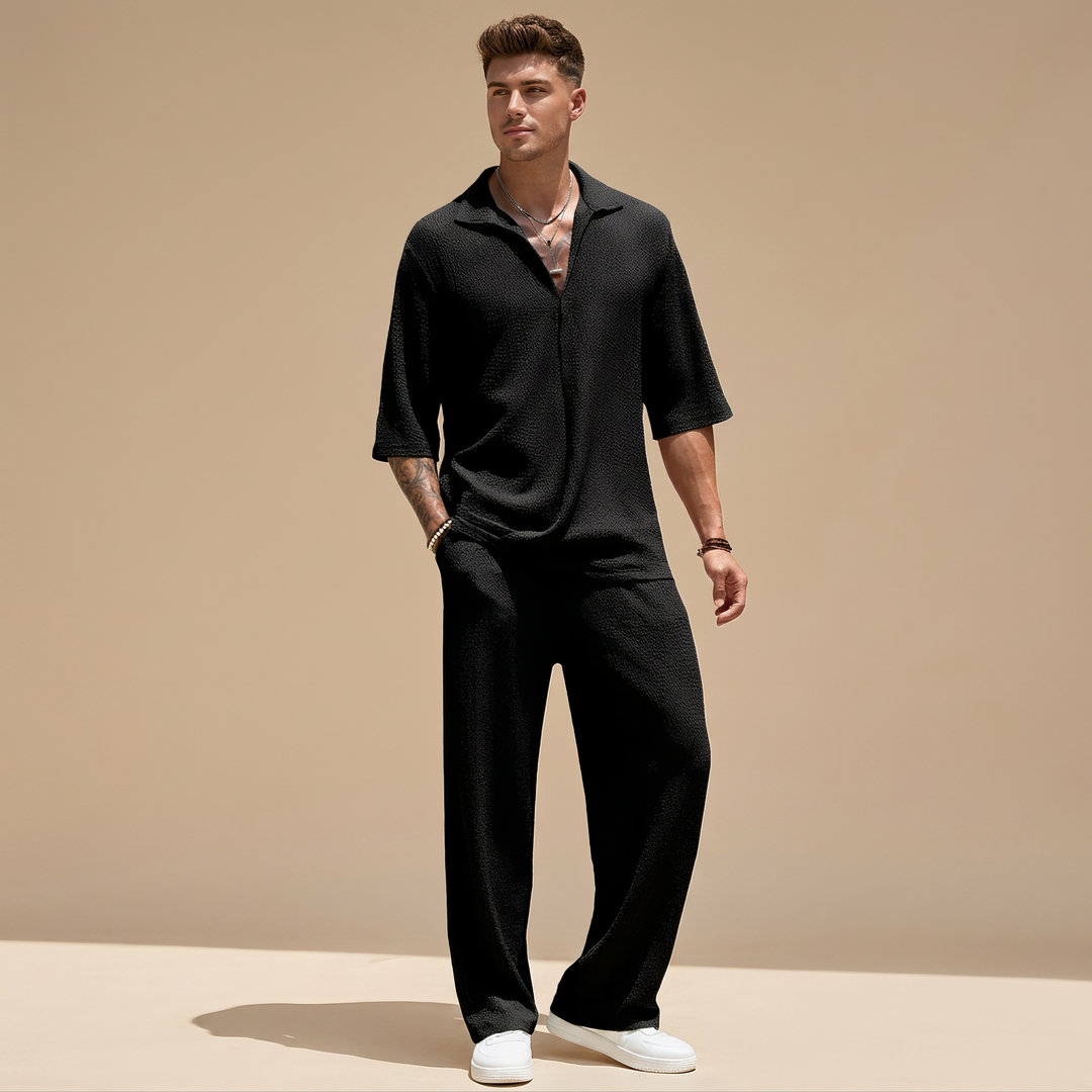 Conjunto masculino casual com textura ondulada para um estilo relaxado. Roupa de verão masculina confortável e moderna.