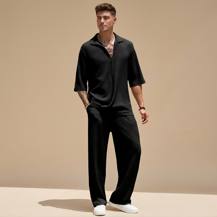 Conjunto masculino casual com textura ondulada para um estilo relaxado. Roupa de verão masculina confortável e moderna.