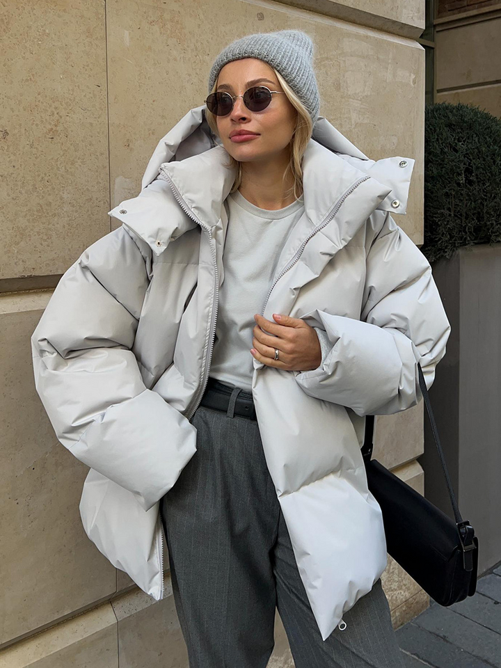 Jaqueta feminina acolchoada moderna com capuz, para looks casuais e elegantes de inverno.