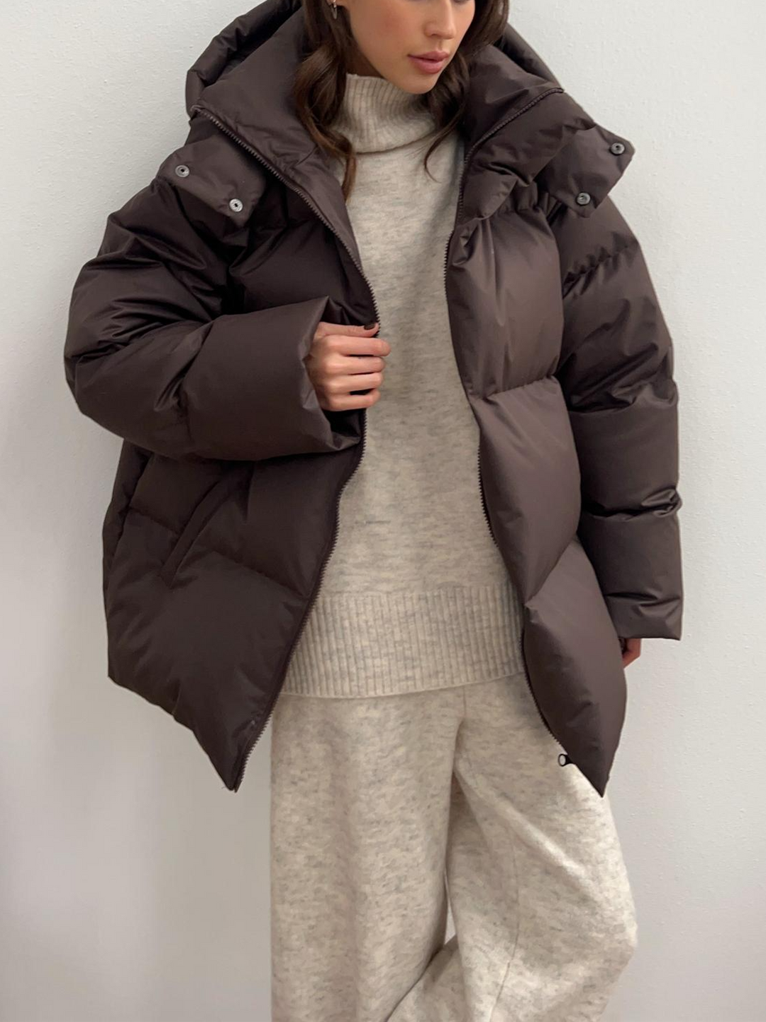 Jaqueta feminina acolchoada com capuz para inverno, ideal para frio e vento.