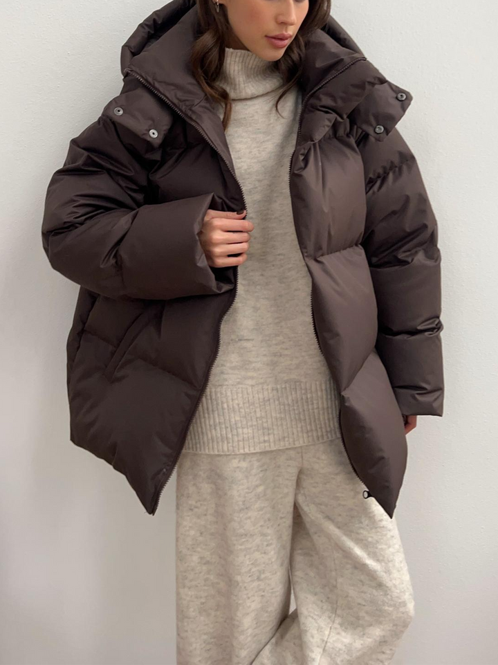Jaqueta feminina acolchoada com capuz para inverno, ideal para frio e vento.