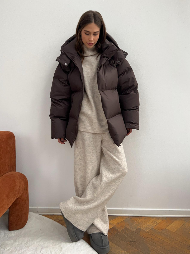 Casaco feminino acolchoado de inverno, com capuz, proporciona conforto e aquecimento.