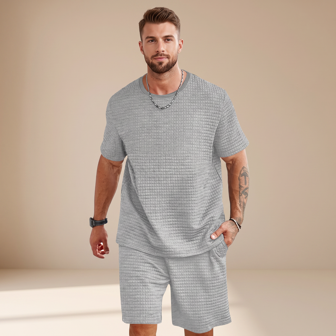 Homem veste conjunto masculino de waffle, shorts e camiseta, ideal para um look casual e relaxado de verão.