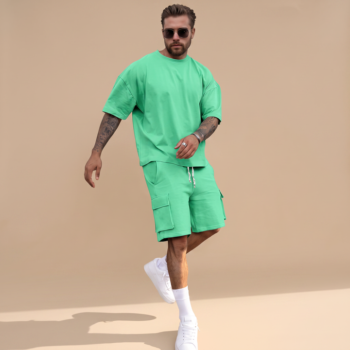 Outfit masculino versátil de verão, conjunto casual de shorts e camisa para lazer e dia a dia com conforto.