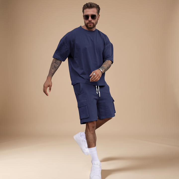 Homem vestindo conjunto masculino casual de shorts e camisa, perfeito para looks versáteis de verão e lazer.