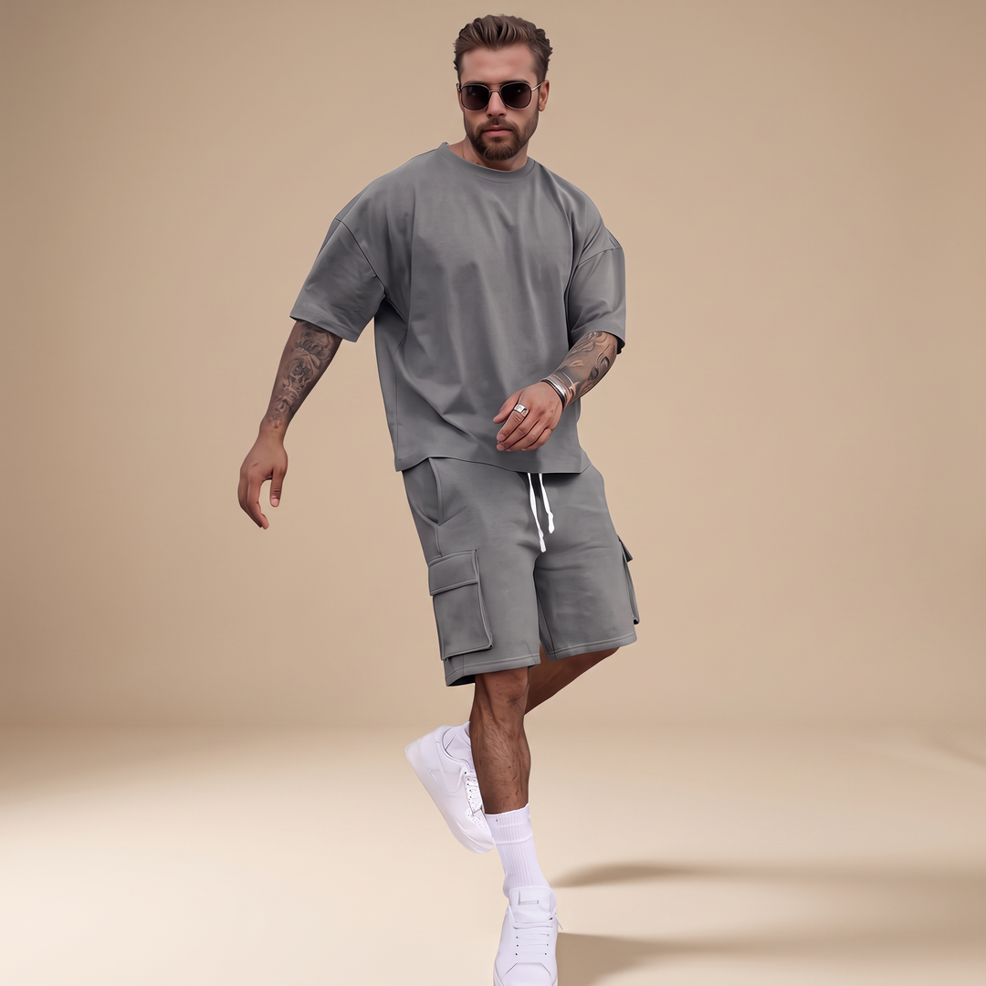 Conjunto masculino de verão, com shorts e camisa casual, perfeito para o conforto em atividades de lazer.