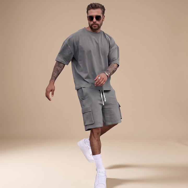 Conjunto masculino de verão, com shorts e camisa casual, perfeito para o conforto em atividades de lazer.