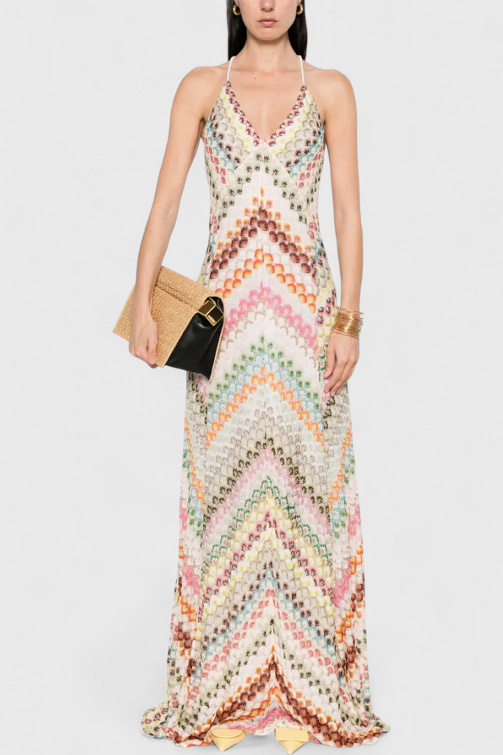 Vestido longo feminino branco elegante com decote V e padrão zigue-zague, ideal para verão e primavera.