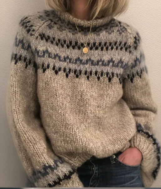 Suéter feminino bege elegante e versátil para conforto diário, ideal para moda casual de inverno. Roupa feminina.