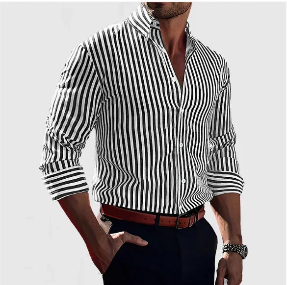 Detalhe da camisa masculina às riscas para verão, um toque elegante para o estilo casual.
