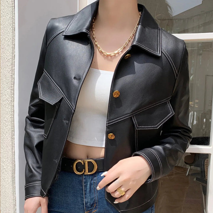 Casaco feminino de outono elegante e moderno, para conforto e estilo em vestuário versátil.