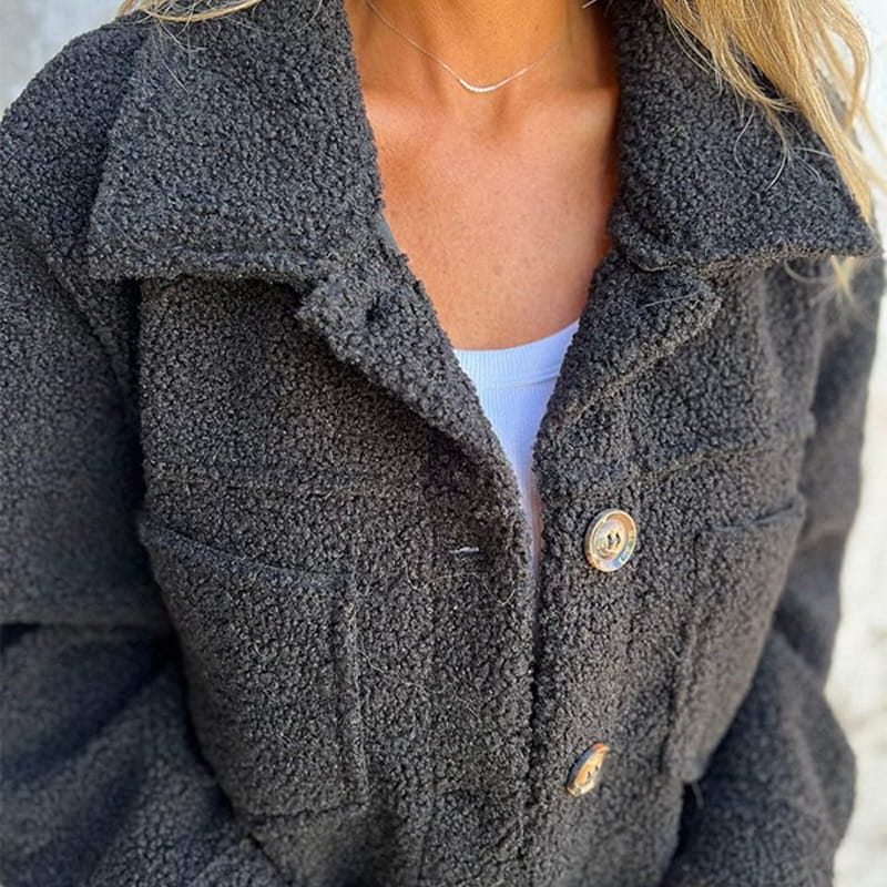 Casaco feminino moderno para outono/inverno, garantindo aquecimento e conforto. Jaqueta elegante e versátil.