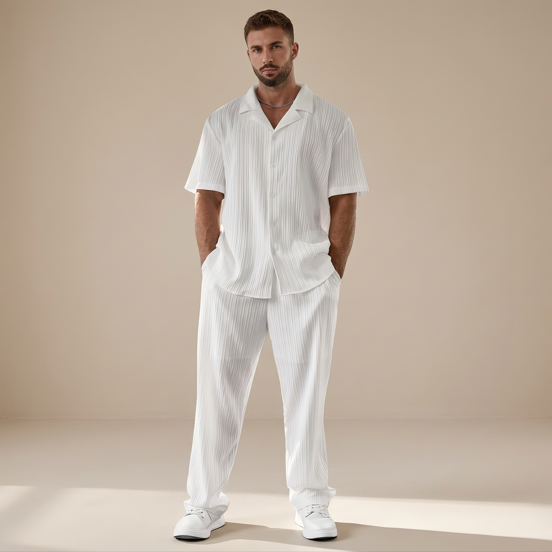 Conjunto masculino relaxado de verão com listras, ideal para lazer e moda praia.