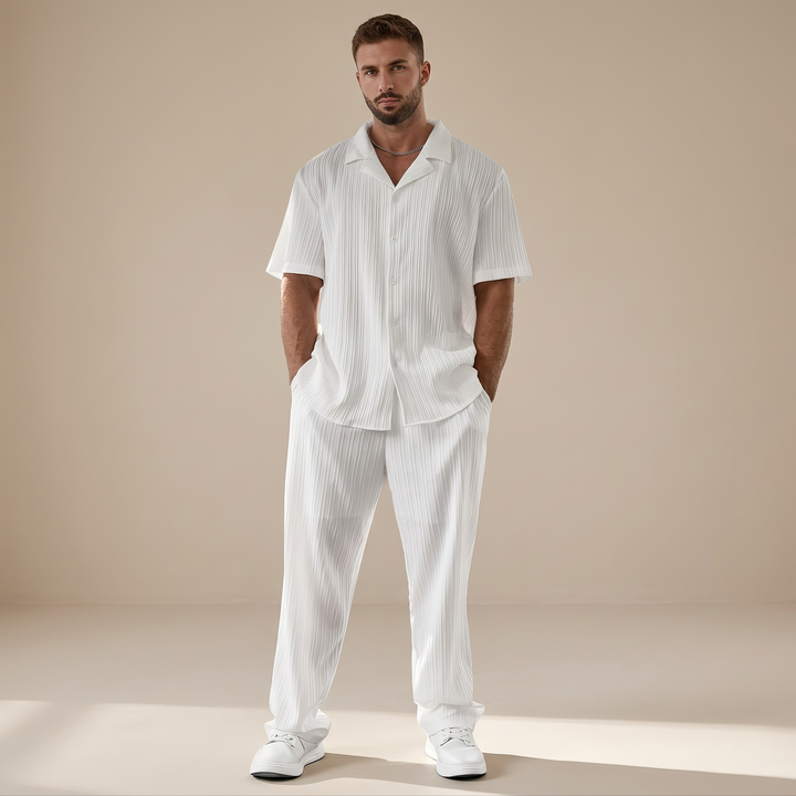 Conjunto masculino relaxado de verão com listras, ideal para lazer e moda praia.