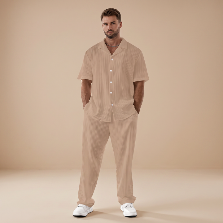 Outfit coordenado masculino de verão, com listras, perfeito para dias quentes e praia.