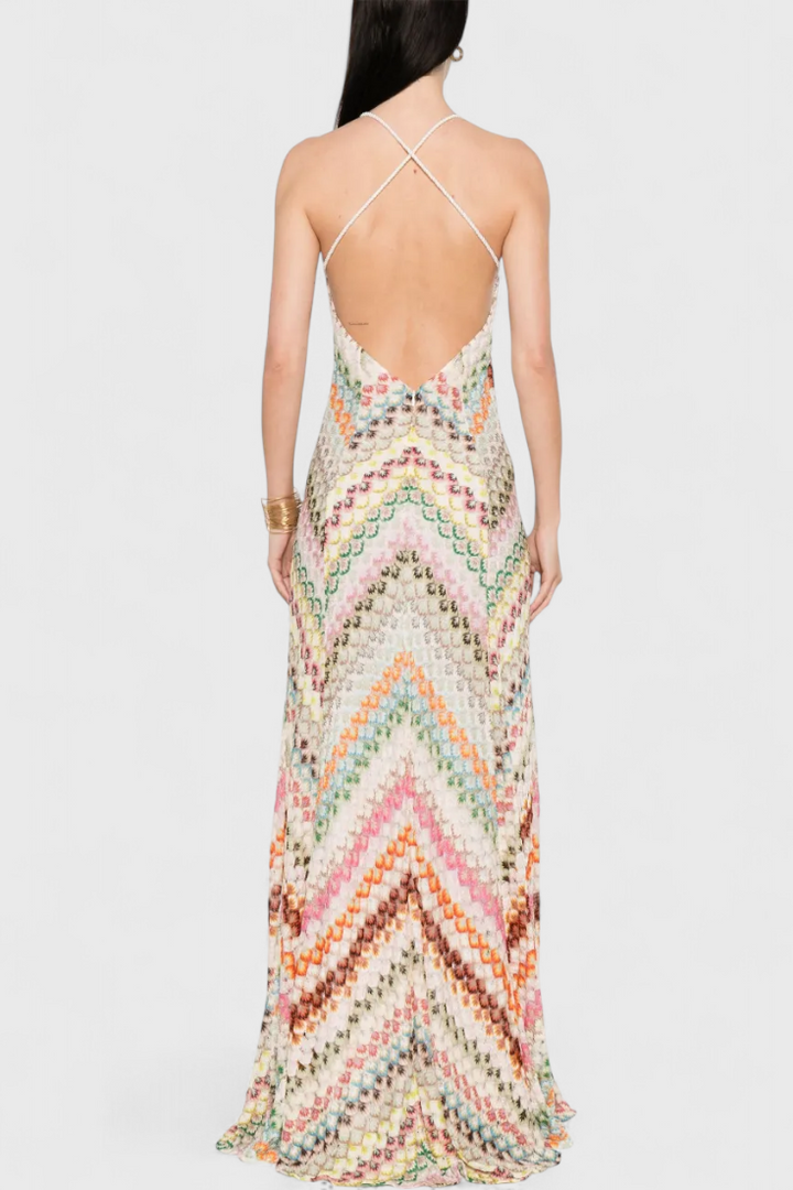 Vestido feminino longo branco com zigue-zague marcante e decote V, estilo elegante para o verão.