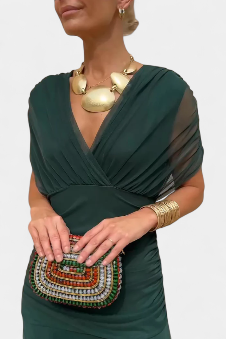 Vestido feminino longo, corte elegante, decote V e cintura marcada. Perfeito para realçar a silhueta.