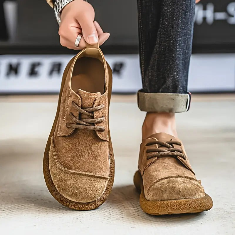 Homem usando sapatos Santiago em ambiente casual. Conforto ortopédico, estilo versátil para o dia a dia.