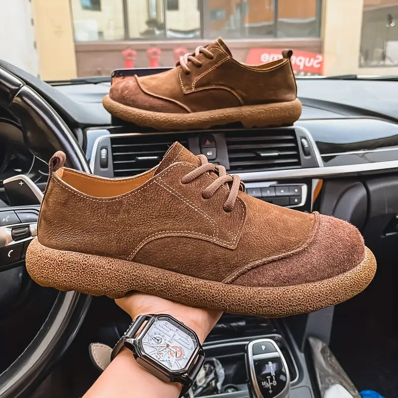 Sapatos masculinos Santiago em ação. Conforto ortopédico, sola antiderrapante e estilo moderno para caminhar.